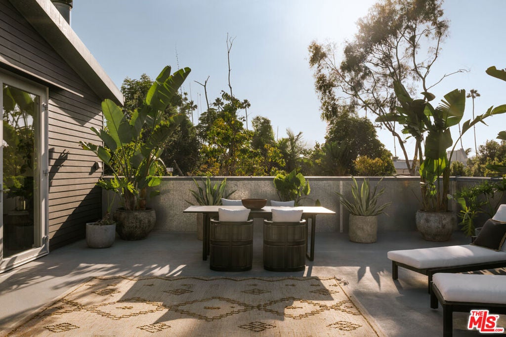 633 Santa Clara Avenue