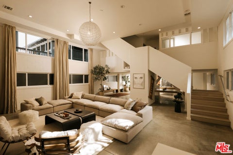 Photo of 633 Santa Clara Avenue, Venice, CA 90291 (MLS # 26998519)