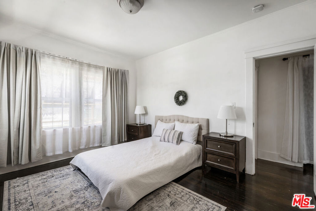 1120 W Edgeware Road