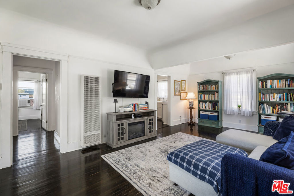 1120 W Edgeware Road