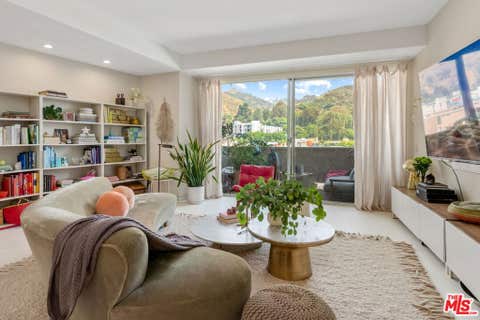 Photo of 7250 Franklin Avenue #903, Los Angeles, CA 90046 (MLS # 26873347)