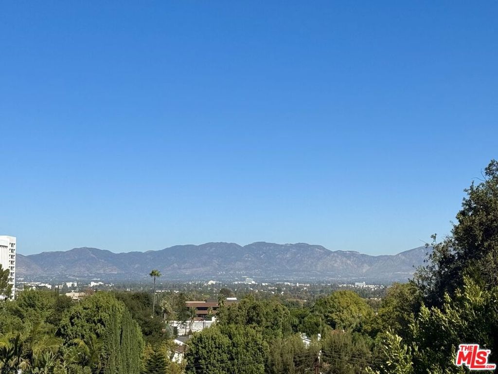 Photo of 15213 Del Gado Drive, Sherman Oaks, CA 91403 (MLS # 25616455)