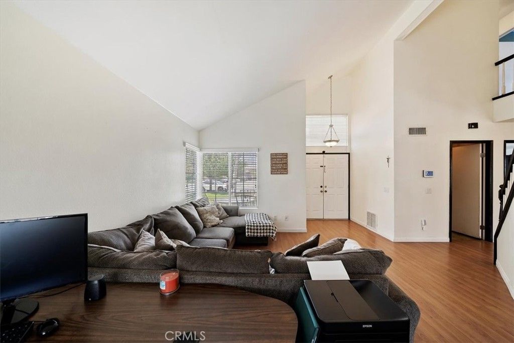 listing image 130724703829512955556