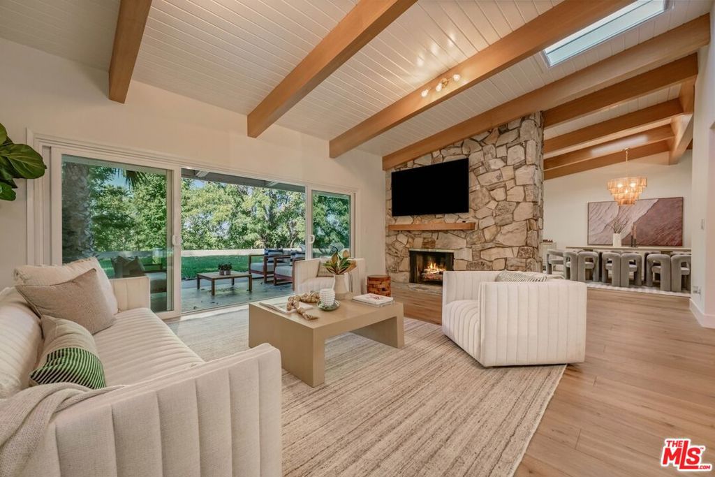 Photo of 5618 Wilhelmina Avenue, Woodland Hills, CA 91367 (MLS # 26998805)