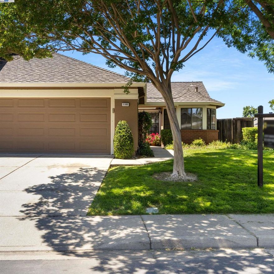 Meadow Creek Single Story Duet. Close to pool, tennis courts  & walking trails Enjoy breakfast in the cozy breakfast nook surrounded by windows to enjoy your front yard. Dining room looks out onto your backyard. enjoy your fireplace in the living room on cold winter nights.. Kitchen and bathrooms were updated in 2013 as well as the laminate flooring. Conveniently located near Blackhawk Plaza, Sycamore Valley Park, Elementary & Middle Schools. Only 10 minutes from Histoiric Downtown Danville This is a must see.