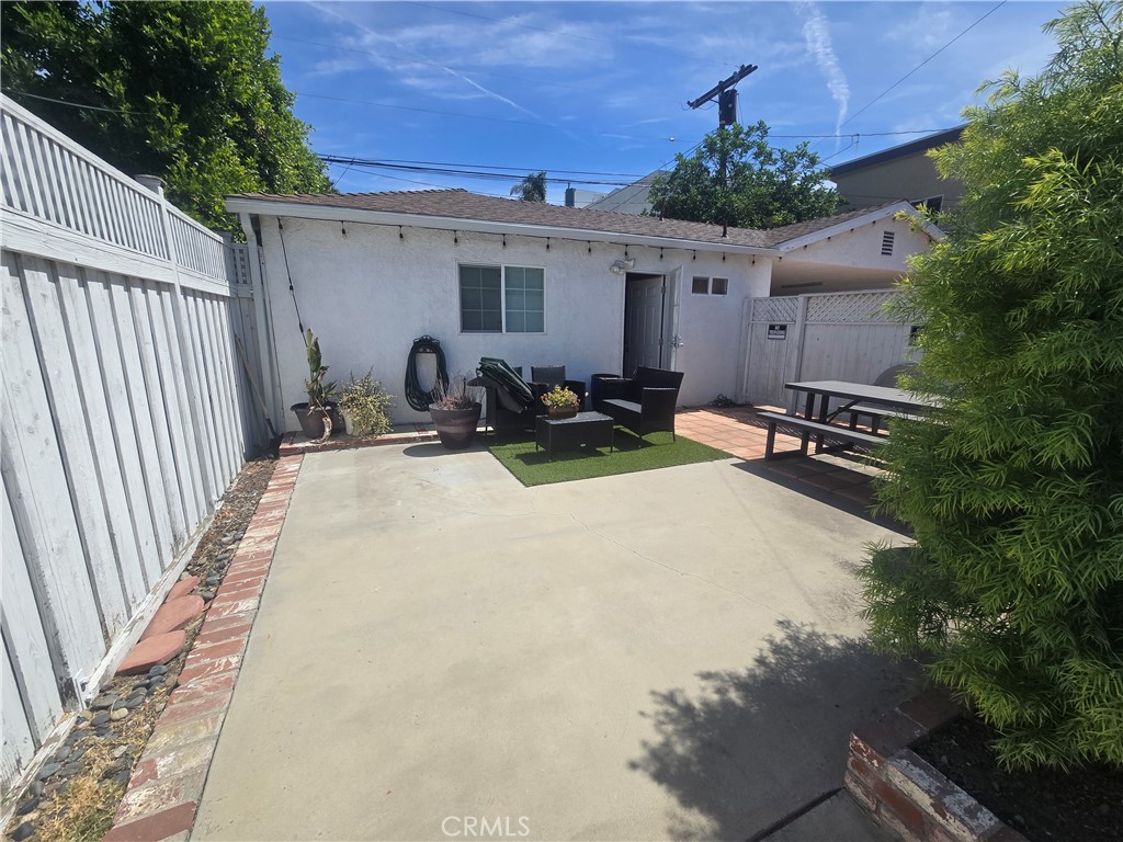 Welcome to this spacious Studio Unit with Private entrance and private Patio.
This well-maintained unit offers a practical layout with both indoor and outdoor living space.
Open kitchen with wood cabinetry, gas cooktop, and stainless steel refrigerator
Living area with recessed lighting and a nice ceiling fan.
Full bathroom with tiled shower/tub combo, large vanity, and additional storage cabinet. Fenced patio with dining area and seating options
Washer and dryer.
Walking distance from shopping centers and restaurants.
Conveniently designed for comfort and easy upkeep, this unit is ideal for a quite living.
Feel free to contact for any questions 818-331-9135