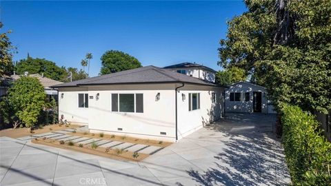 Photo of 6842 Cedros Avenue, Van Nuys, CA 91405 (MLS # GD25253018)