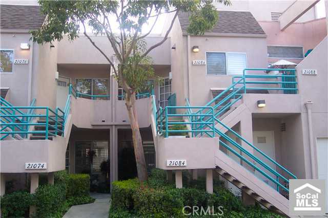 GREAT 2 BEDROOM 2 BATH WITH ONE CAR GARAGE.UPSTAIRS BEDROOM IS SEPERATE FROM DOWNSTAIRS BEDROOM AND IT HAS ITS OWN BATHROOM IN THE ROOM.THIS HOME HAS GRANITE KITCHEN COUNTERTOPS AND NEW STEEL APPLIANCES. ALSO, THE FAMILY ROOM AND MASTER BEDROOM HAVE A VIEW OF THE POOL AND SPA AREA.THIS HOME IS CLOSE TO SCHOOLS, RESTURANTS, SHOPPING, PARKS AND THE TOLL ROAD, AND IT HAS A ONE CAR DETACHED GARAGE.WASHER/DRYER AND REFRIGERATOR INCLUDED.THIS HOME WILL NOT LAST!!!