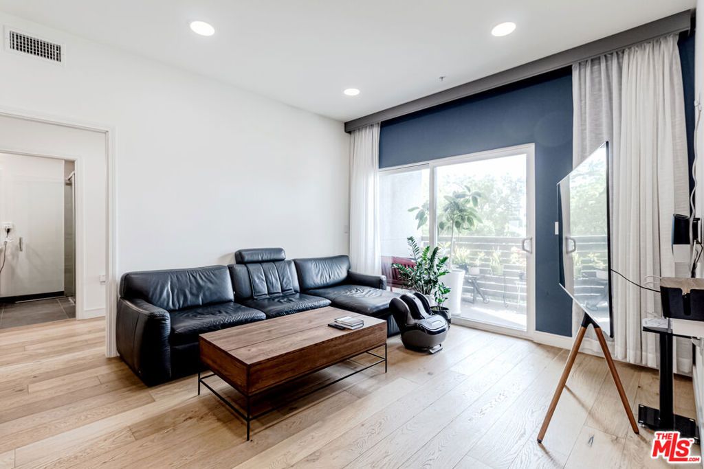 Photo of 820 S Wilton Place #405, Los Angeles, CA 90005 (MLS # 25588923)