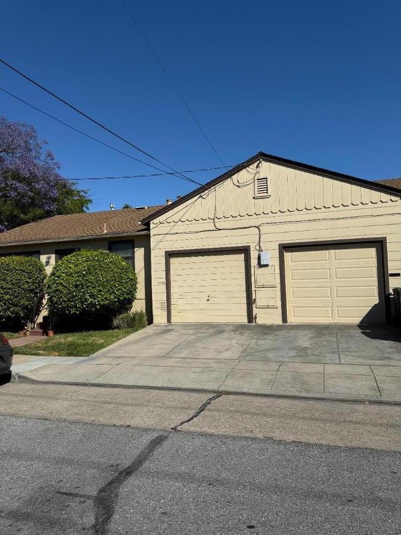 Charming San Mateo Bungalow Vibes 1BD 1BA Garage Private Yard -Tucked into one of San Mateos most walkable pockets, this adorable 1-bed, 1-bath home is the perfect blend of cozy and convenient. With sunny vibes throughout, it lives like a mini housenot your average duplex! Enjoy your own attached garage, spacious private backyard (hello, weekend BBQs), and easy strolls to local cafés, eateries, and daily essentials. This sweet spot checks all the boxes for first-time buyers, downsizers, or anyone craving charm + location. Just minutes from Caltrain, Whole Foods, and downtown San Mateos buzz. Small but mightyand seriously cute. Come see for yourself! Longer terms tenants welcome!