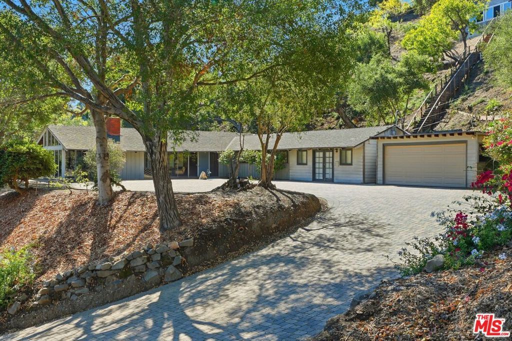 Photo of 13241 Riviera Ranch Road, Los Angeles, CA 90049 (MLS # 25608187)