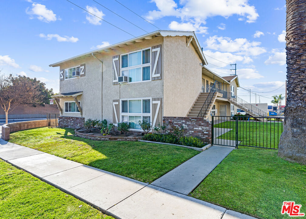 2334 E Santa Fe Avenue