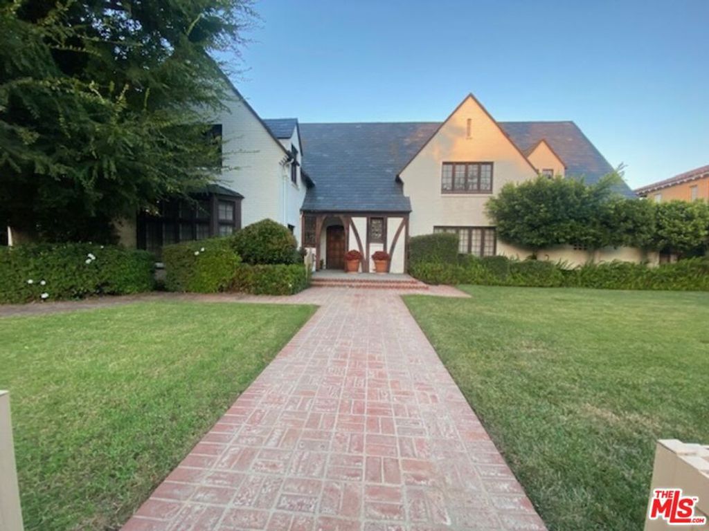Photo of 138 S Hudson Place, Los Angeles, CA 90004 (MLS # 25597627)