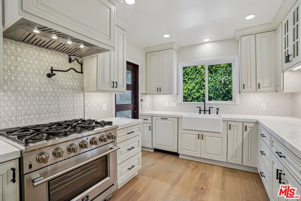 Photo of 5010 Elmwood Avenue, Los Angeles, CA 90004 (MLS # 25621767)