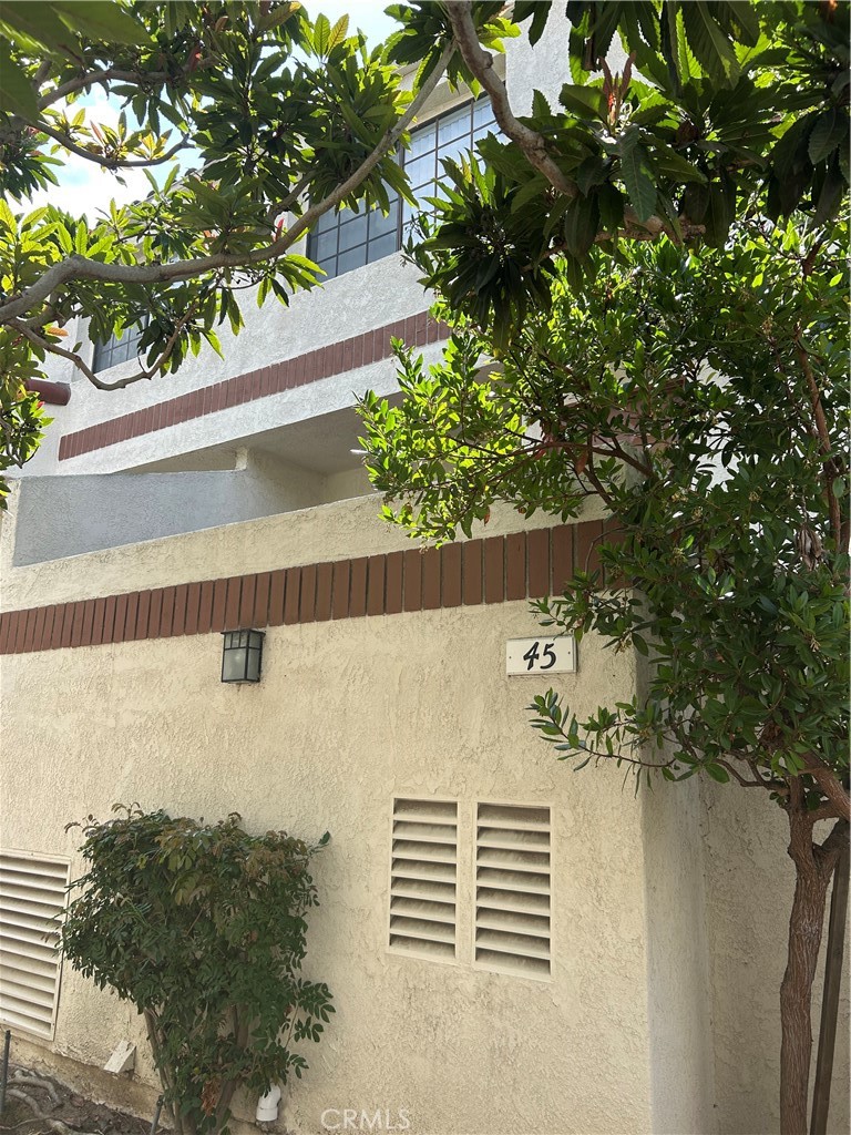 2-bedroom townhouse in a gated community, Springwood. Hardwood floor throughout the unit except the stairs and kitchen and bathrooms have been updated. Unit is located in the quiet side of the community with a plenty of guest parking. Community offers swimming pool and spa. Walking distance to Wilson Park and short drive to Del Amo shopping mall and beaches.