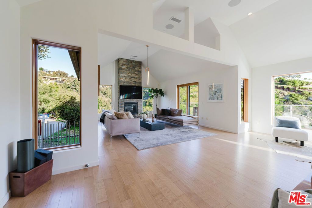 Photo of 10110 Cielo Drive, Beverly Hills, CA 90210 (MLS # 26639051)