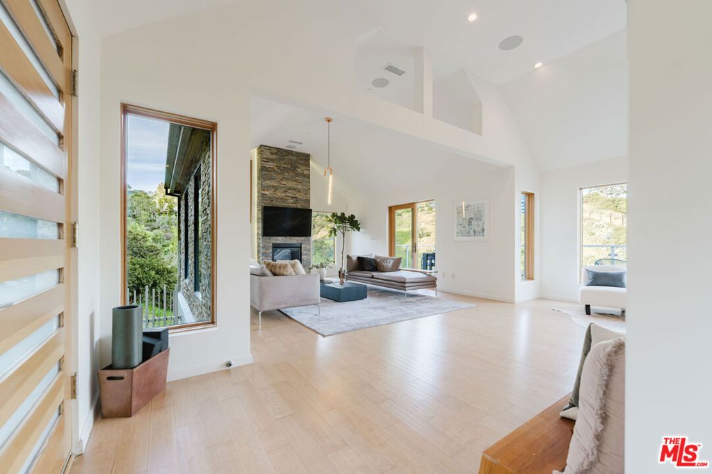 Photo of 10110 Cielo Drive, Beverly Hills, CA 90210 (MLS # 26639051)