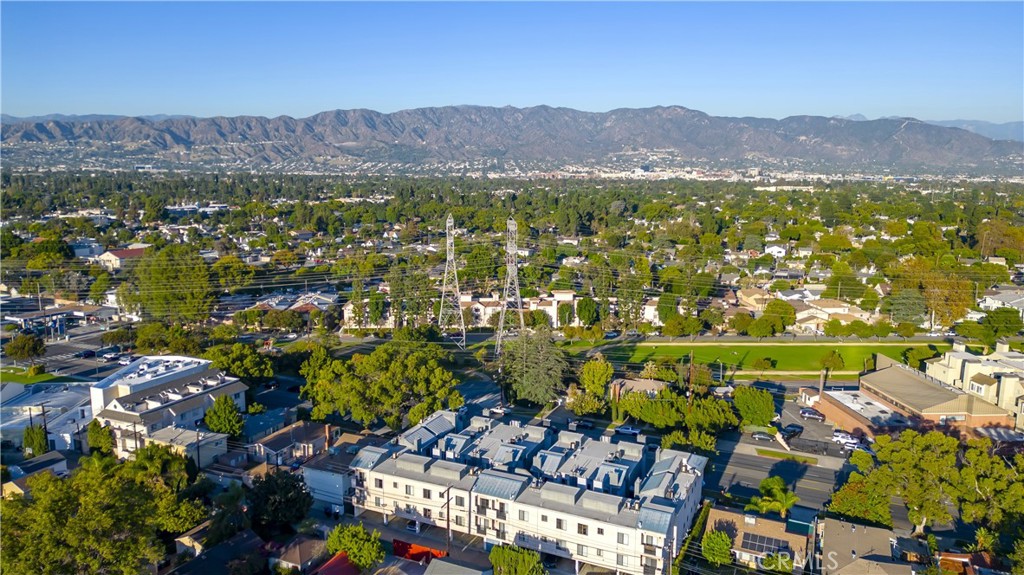Properties 1 711 N Hollywood Way