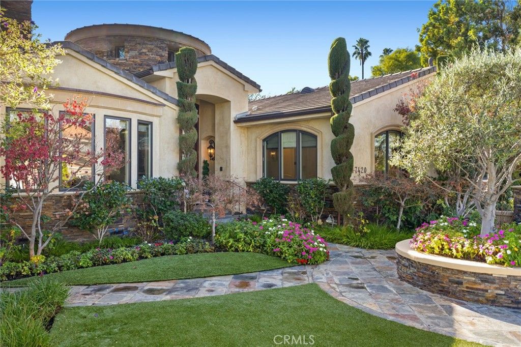 Photo of 17420 Tarzana, Encino, CA 91316 (MLS # SR25279573)