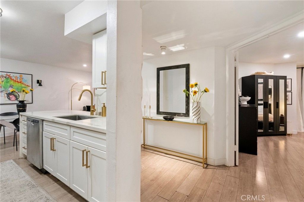 Photo of 906 N Doheny Dr #303, West Hollywood, CA 90069 (MLS # OC26017956)