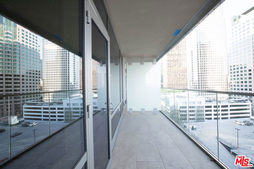 Move in to this Spacious Studio with large, 90sf balcony facing DTLA. An Urban Sanctuary, with breathtaking views in every direction. Luxury Rental Collection, professionally managed by LF8 Real Estate. Enjoy the largest SkyPark in Los Angeles, and has Crypto Arena, Financial District, SouthPark and all of DTLA's exciting destinations at your doorstep. Exercise and entertain in the over 65,000 sf of indoor/outdoor clubhouse, MetNine featuring an off leash dog park, a sparkling Olympic sized pool and cabanas, and outdoor dining pavilions. Private cinema, expansive fitness center, billiards, yoga, spa/steam, and video business center only for Residents. Indulge in 5 star attentive residential concierge service and Access membership with dining & room discounts at Hotel Indigo, and enjoy all inclusive living with ample bicycle and guest parking, Gas, Water,Trash provided with every home.
