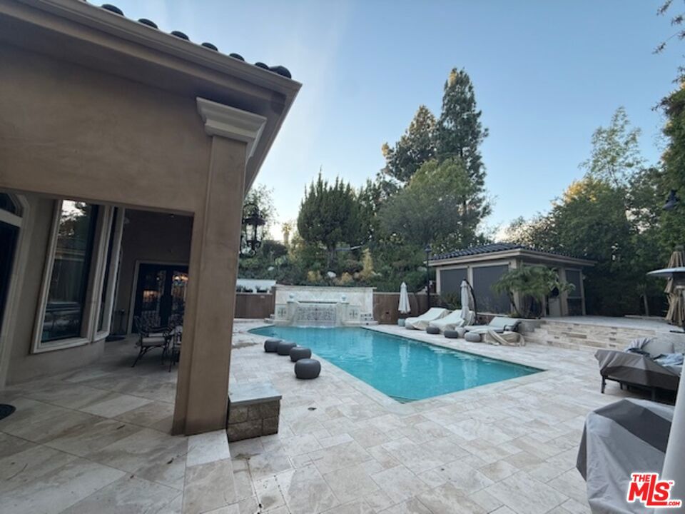 4555 Winnetka Avenue