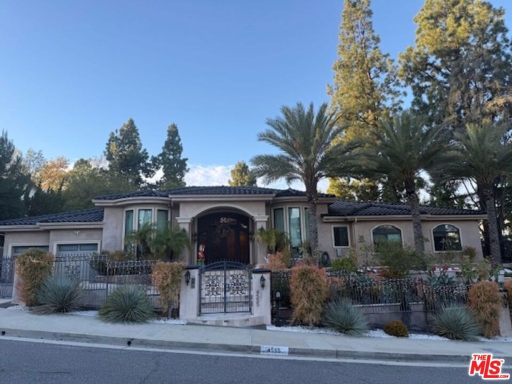 Photo of 4555 Winnetka Avenue, Woodland Hills, CA 91364 (MLS # 26634403)