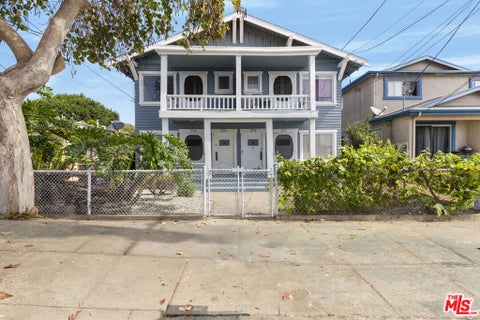 Photo of 372 W 11th Street, Los Angeles, CA 90015 (MLS # 26862921)