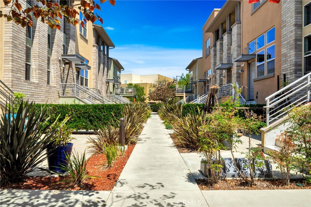 5325 Pacific Terrace 102
