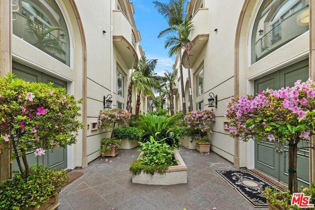 Photo of 11974 Mayfield Avenue #2, Los Angeles, CA 90049 (MLS # 25591381)