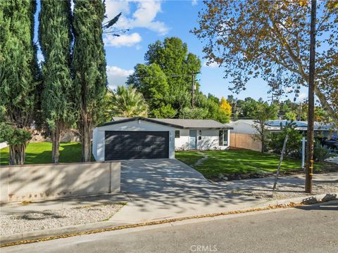 Photo of 27442 Plumwood Ave, Canyon Country, CA 91351 (MLS # SR25265759)