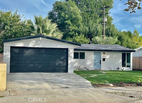 Photo of 27442 Plumwood Ave, Canyon Country, CA 91351 (MLS # SR25265759)