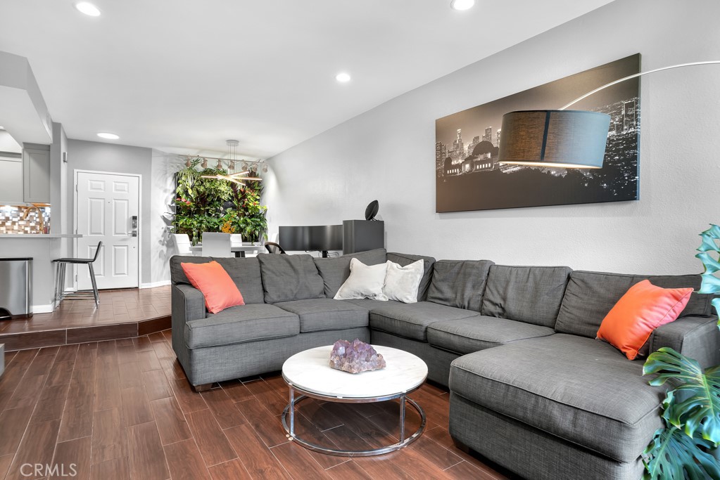 6323 Reseda Boulevard 39