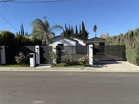 Photo of 5527 Beckford Avenue, Tarzana, CA 91356 (MLS # SR26082277)