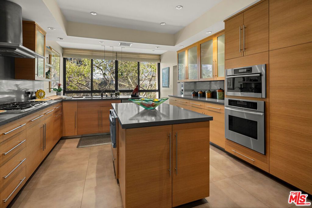 Photo of 10430 Wilshire Boulevard #302, Los Angeles, CA 90024 (MLS # 25502731)