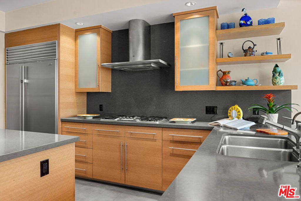 Photo of 10430 Wilshire Boulevard #302, Los Angeles, CA 90024 (MLS # 25502731)