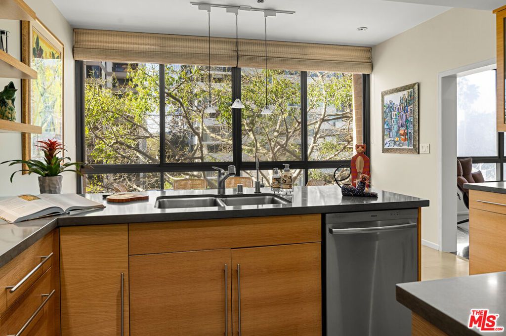 Photo of 10430 Wilshire Boulevard #302, Los Angeles, CA 90024 (MLS # 25502731)
