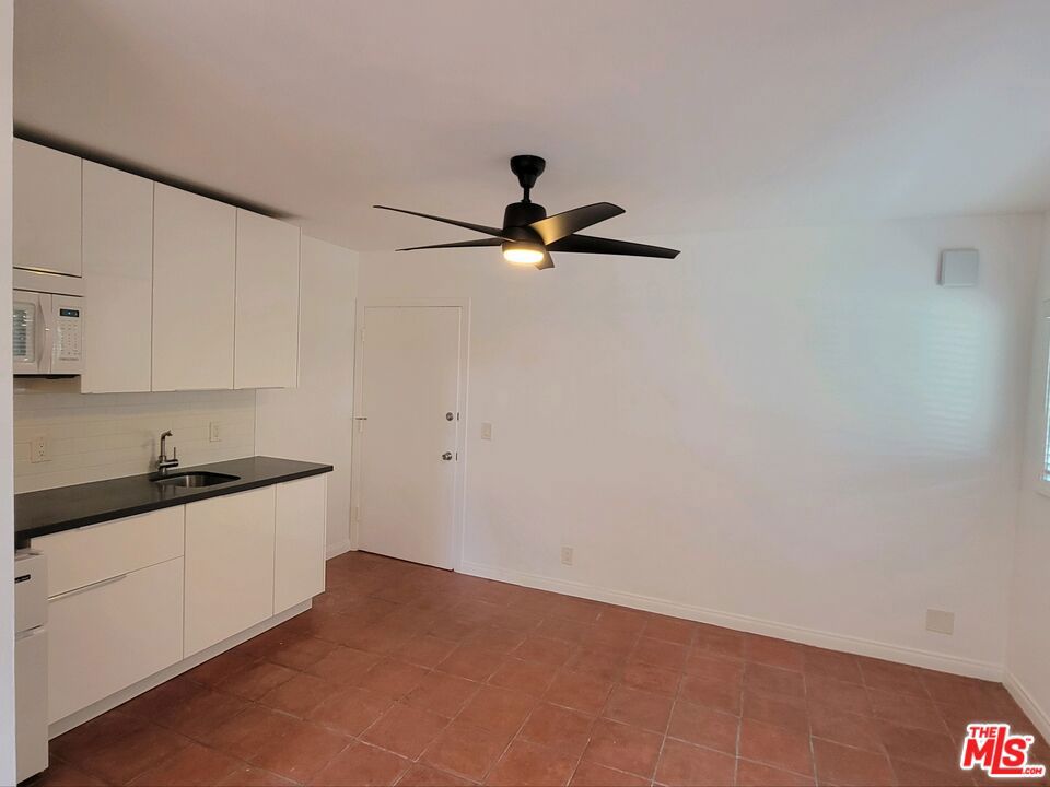 Venice Studio, one block from Venice Beach! Clay Terracotta tile flooring, small patio area for fresh air and plants, large closet, ceiling fan, small kitchen with Microwave and bar-size fridge. Perfect spot to enjoy the beach! No parking is available for this unit.