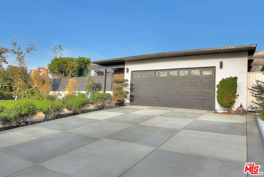 Photo of 3804 Duray Place, Los Angeles, CA 90008 (MLS # 25592287)