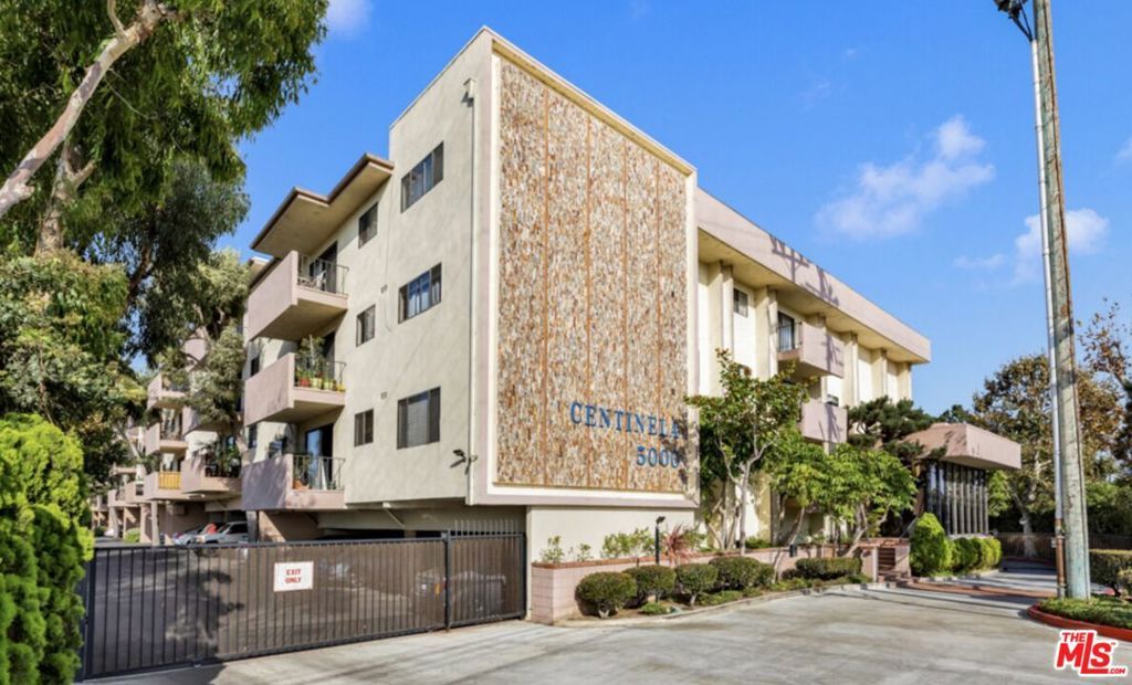 Photo of 5000 S Centinela Avenue #214, Los Angeles, CA 90066 (MLS # 26645497)