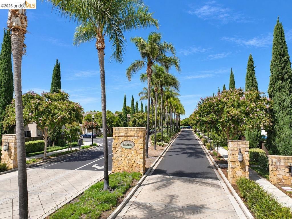 806 Queen Palm Ln