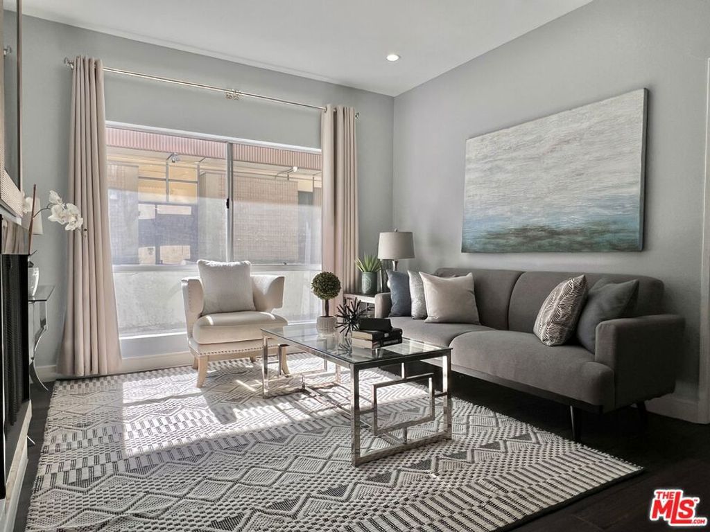 Photo of 156 S Oak Knoll Avenue #101, Pasadena, CA 91101 (MLS # 25617115)