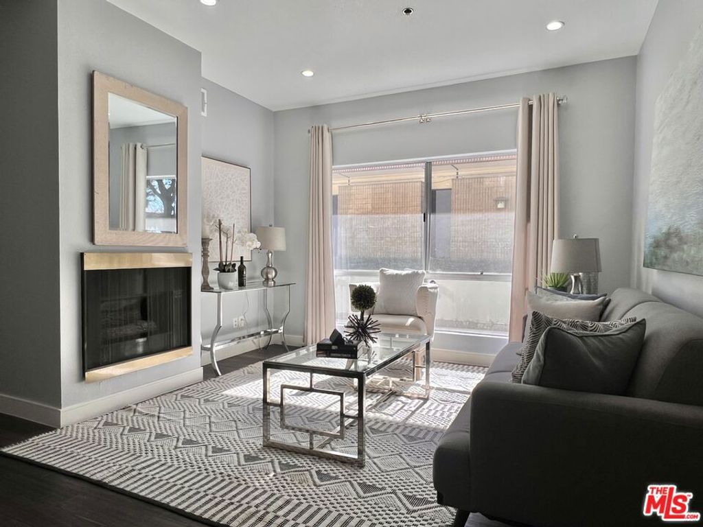 Photo of 156 S Oak Knoll Avenue #101, Pasadena, CA 91101 (MLS # 25617115)