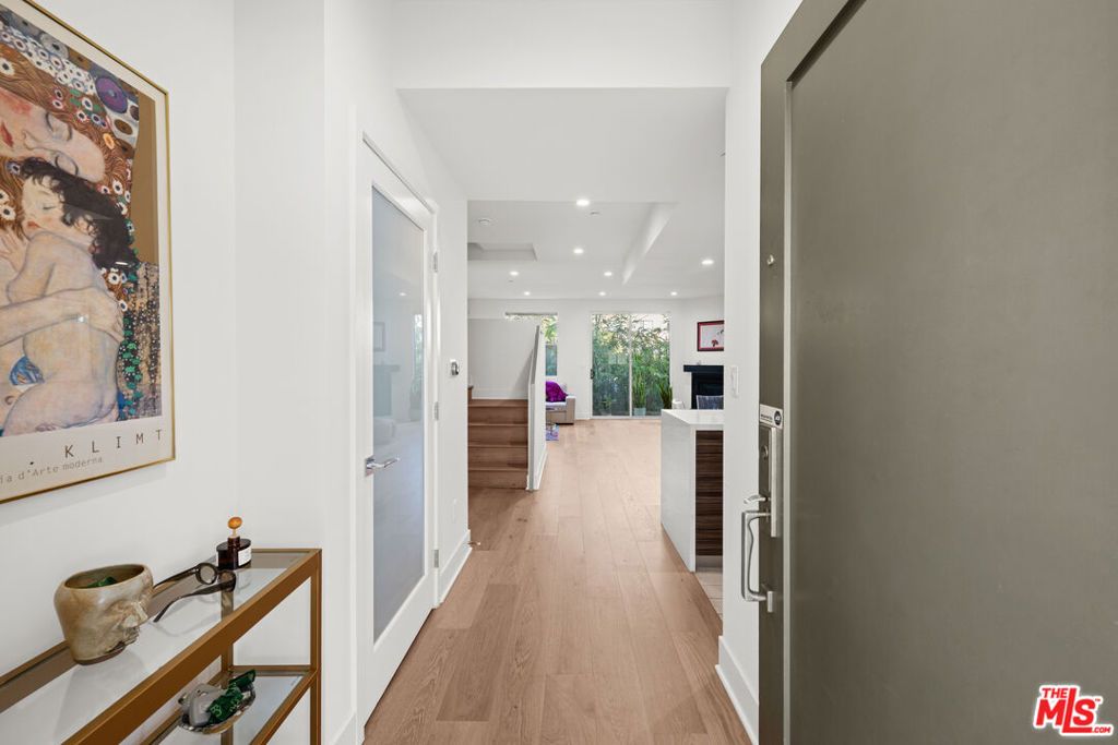 Photo of 108 S Croft Avenue #102, Los Angeles, CA 90048 (MLS # 25626085)