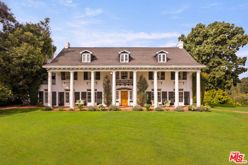 Photo of 1006 N Crescent Drive, Beverly Hills, CA 90210 (MLS # 25590067)