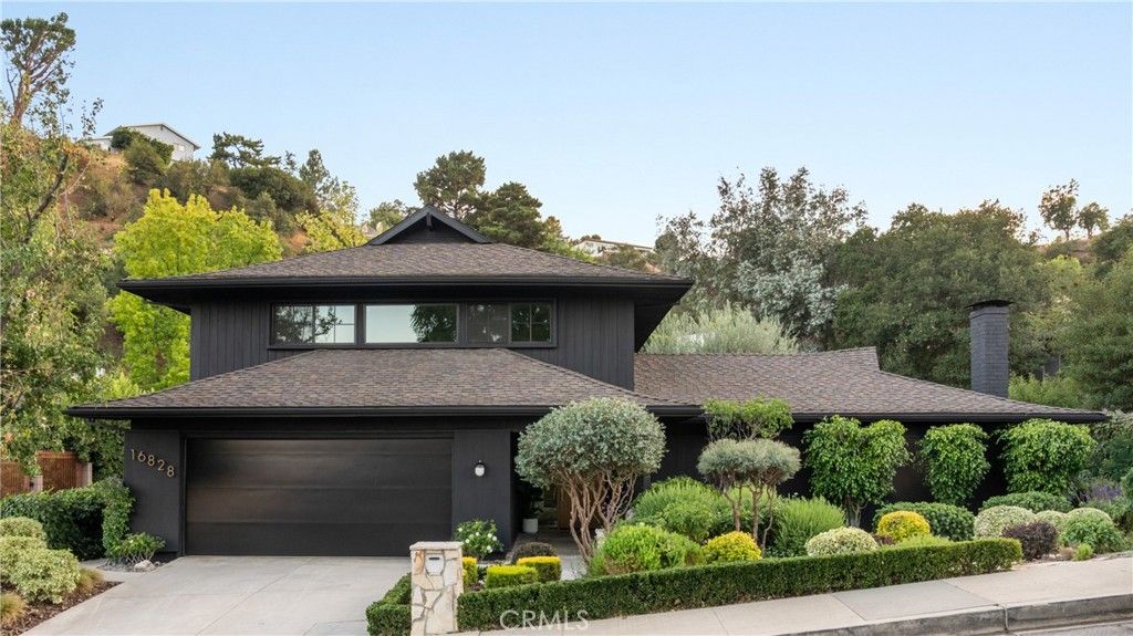 Photo of 16828 Ivyside Pl Pl, Encino, CA 91436 (MLS # SR25197272)