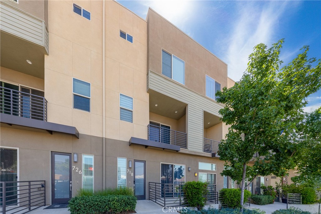 A beautiful contemporary luxury multi-level condo. The first floor has a work space or guest suite with a full bathroom, and direct access to the garage. Second level has a big opening space with kitchen, stainless steel appliances and quarts countertops, walk-in pantry. The third floor has three bedrooms, walk in closet, dual sinks in the bathroom, it also come with separate laundry room. You can enjoy the HOA amenities, including a gated pool, fire pit, BBQ area. Very close to schools, dining, freeway, and shops. Don't miss out, you can schedule your private showings today!