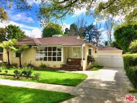 Photo of 14024 Peach Grove Street, Sherman Oaks, CA 91423 (MLS # 25603807)