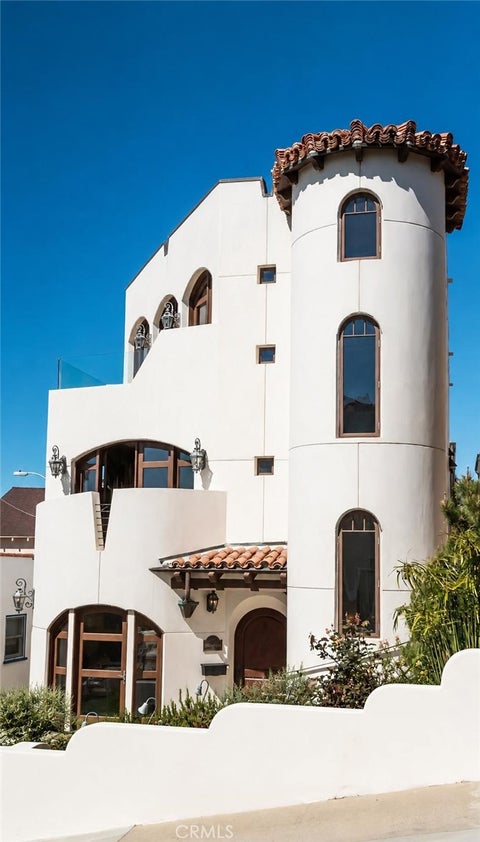 Photo of 221 30th Street, Manhattan Beach, CA 90266 (MLS # SB26116690)