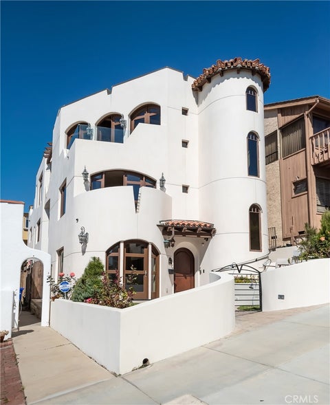 Photo of 221 30th Street, Manhattan Beach, CA 90266 (MLS # SB26116690)